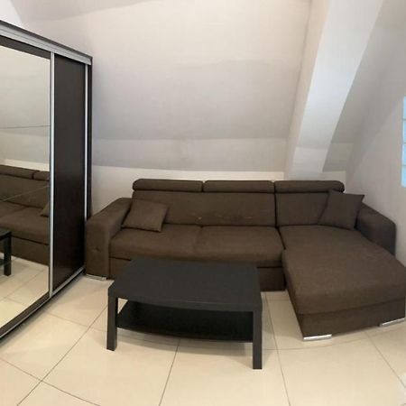 Chez Ana Apartment โอโตเปนี ภายนอก รูปภาพ