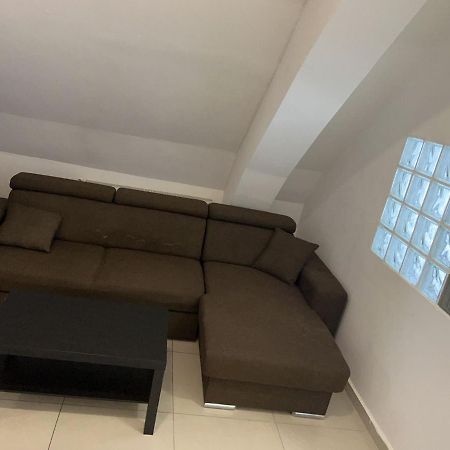 Chez Ana Apartment โอโตเปนี ภายนอก รูปภาพ