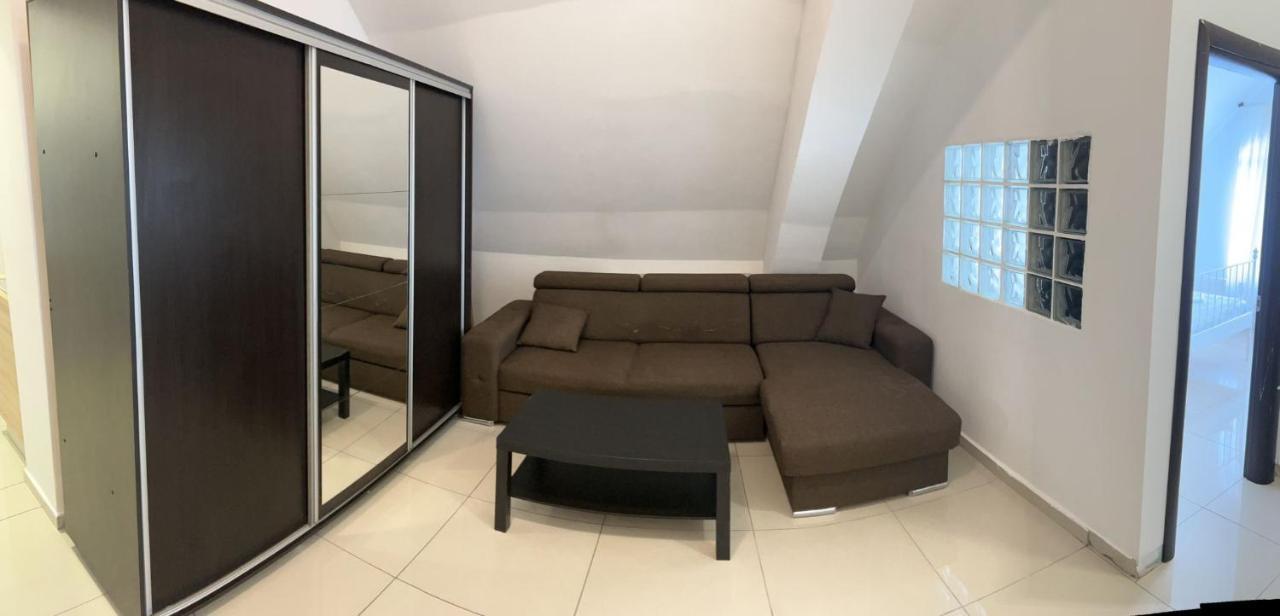 Chez Ana Apartment โอโตเปนี ภายนอก รูปภาพ
