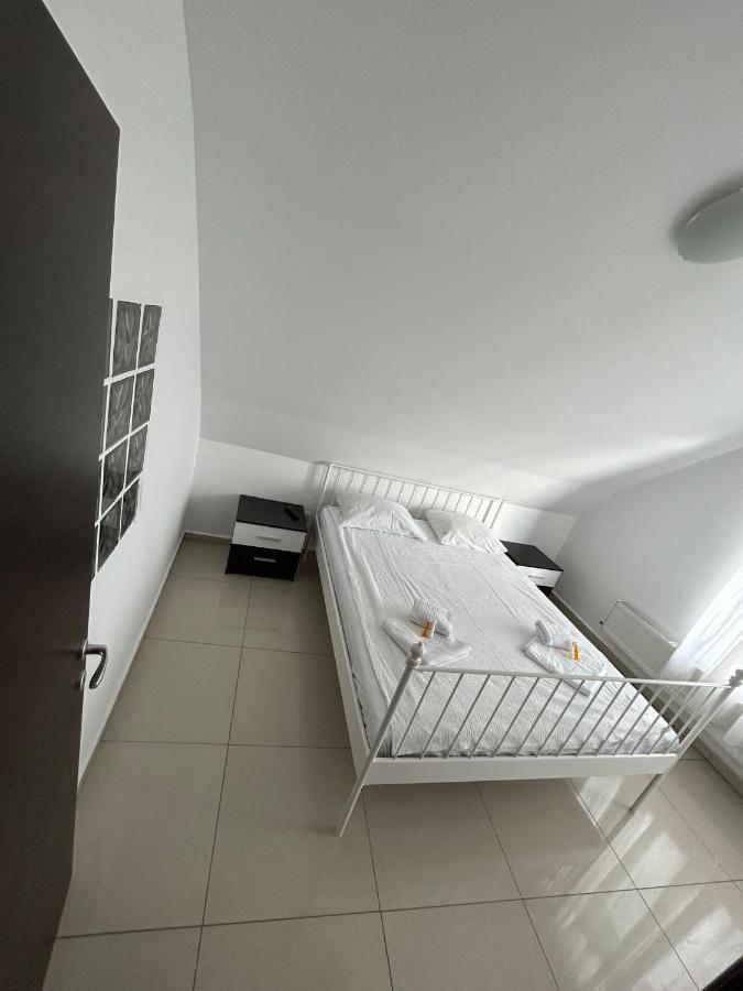 Chez Ana Apartment โอโตเปนี ภายนอก รูปภาพ