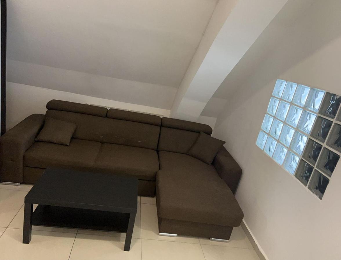 Chez Ana Apartment โอโตเปนี ภายนอก รูปภาพ
