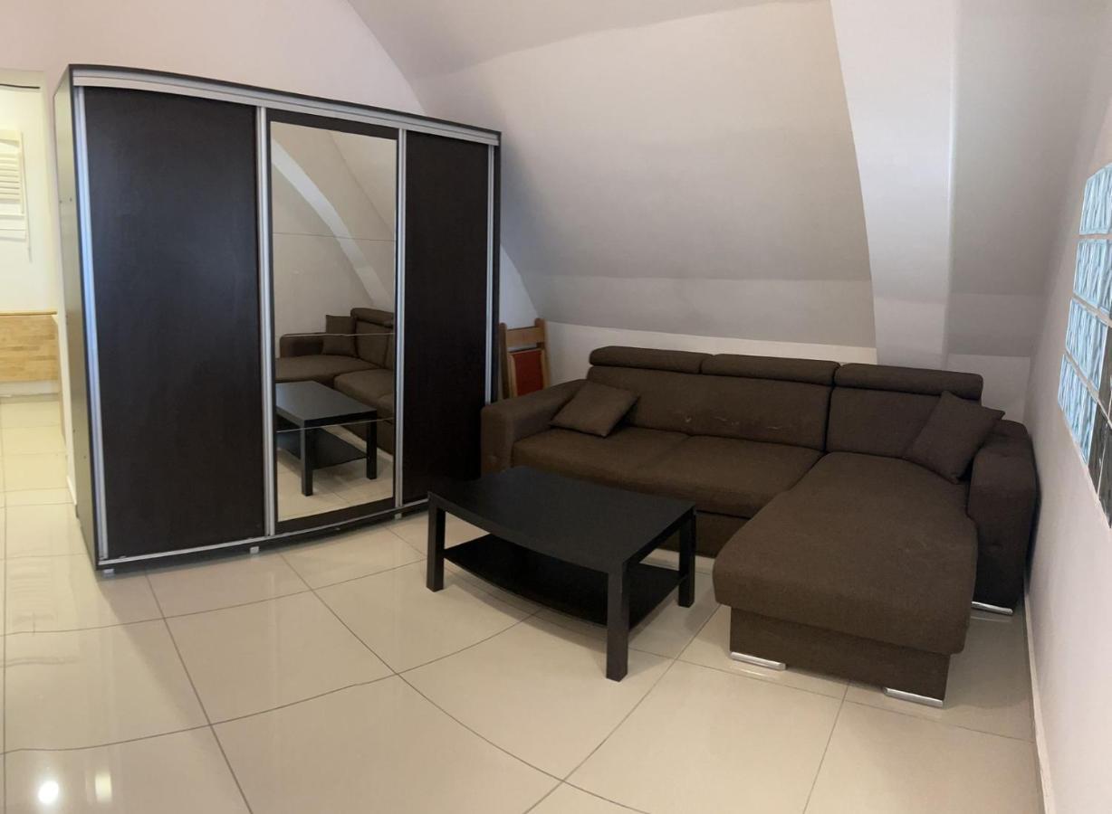 Chez Ana Apartment โอโตเปนี ภายนอก รูปภาพ