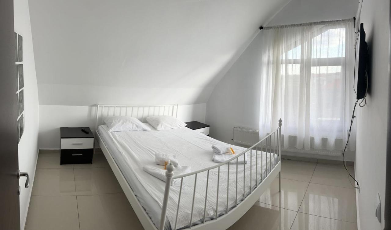 Chez Ana Apartment โอโตเปนี ภายนอก รูปภาพ